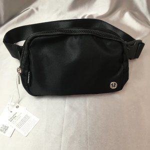 Lululemon Everywhere Belt bag